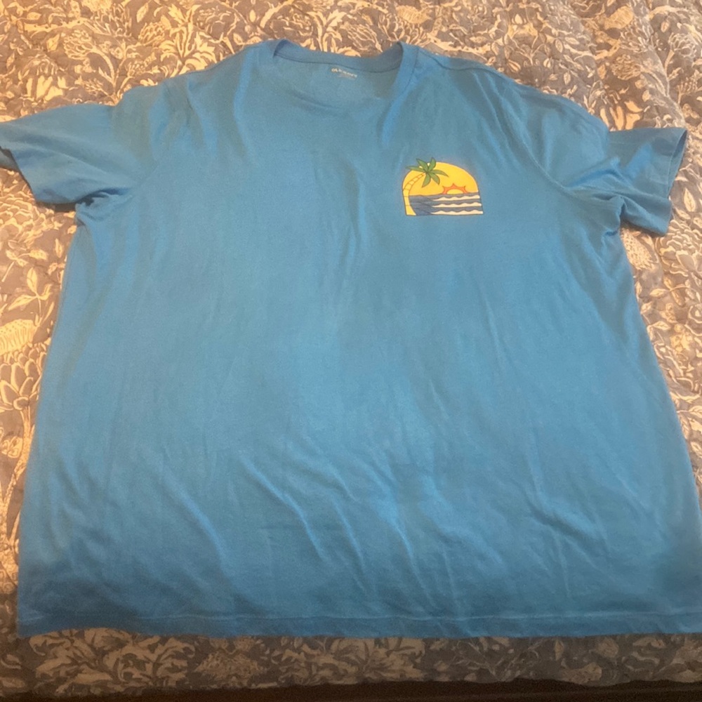 Tee shirt. Beach vibe! 🌊